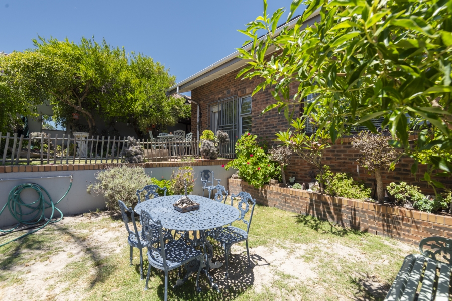 4 Bedroom Property for Sale in Middedorp Western Cape